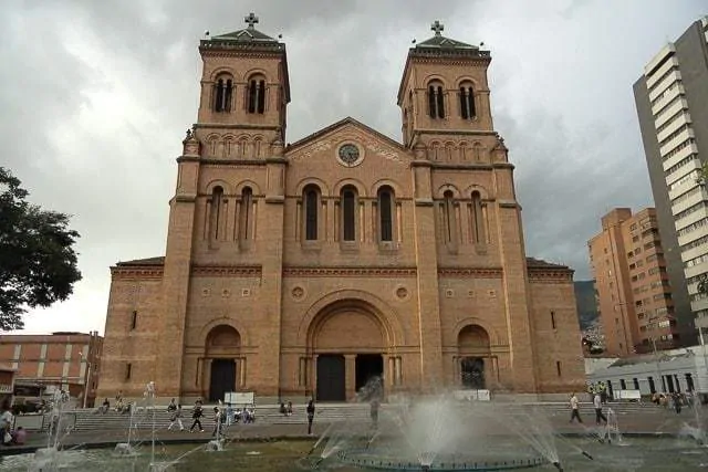Catedral Metropolitana - cosas para hacer en Medellín