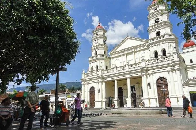 Iglesia Envigado - qué hacer en Medellín