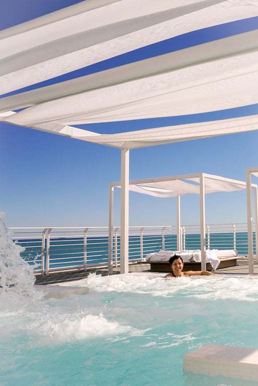 Would you like to relax in this rooftop hydrotherapy pool in Miami Beach? Visit the Metropolitan by COMO Miami Beach, one of the top luxury hotels in South Beach