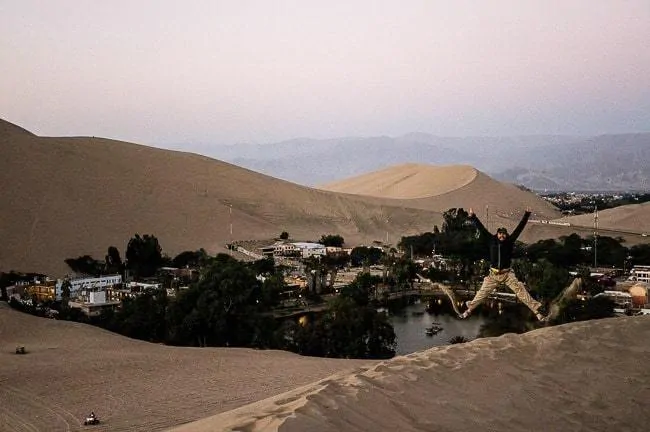 Huacachina - lugares turísticos en Perú